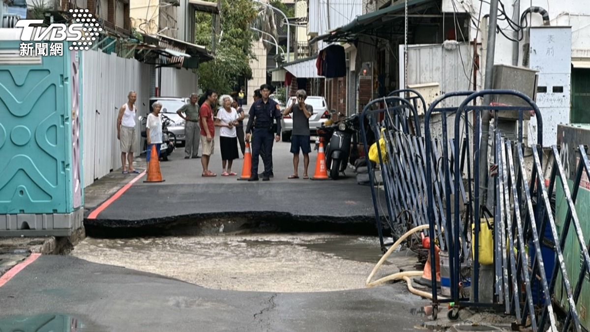 路面塌陷無人傷亡 高雄「坍孔」壓斷自來水管 砂土層加大雨釀災(圖/TVBS)