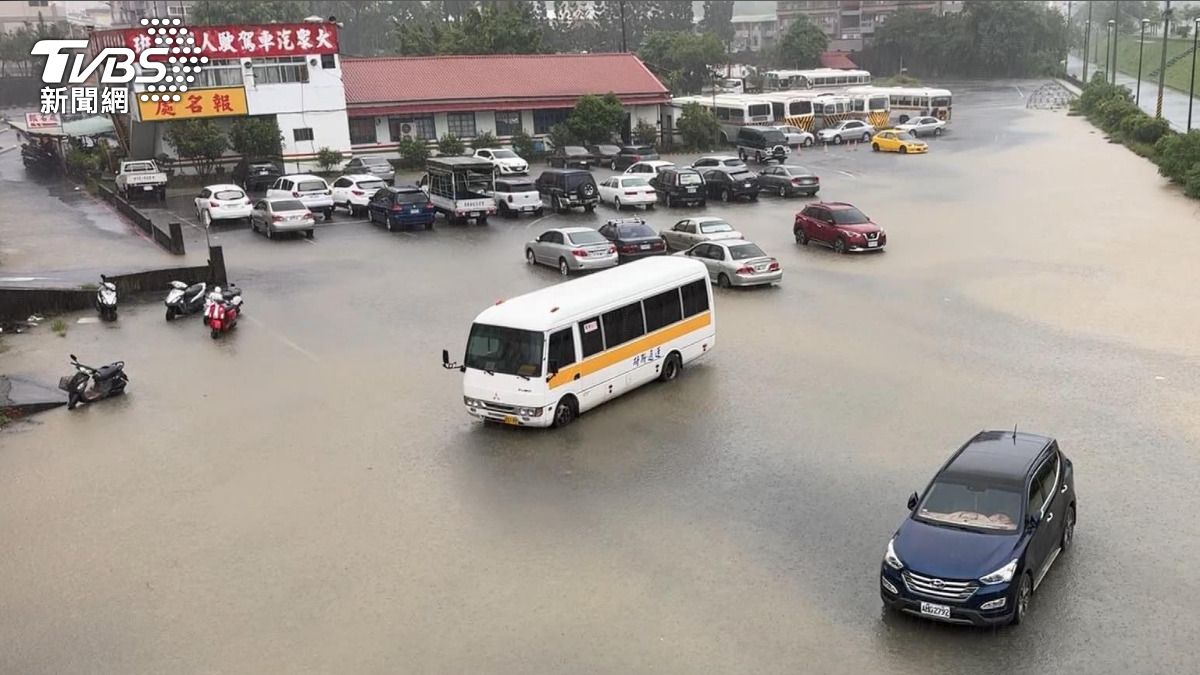 去年淹車慘痛教訓 南投民眾冒雨搶移車。(圖/民眾提供)