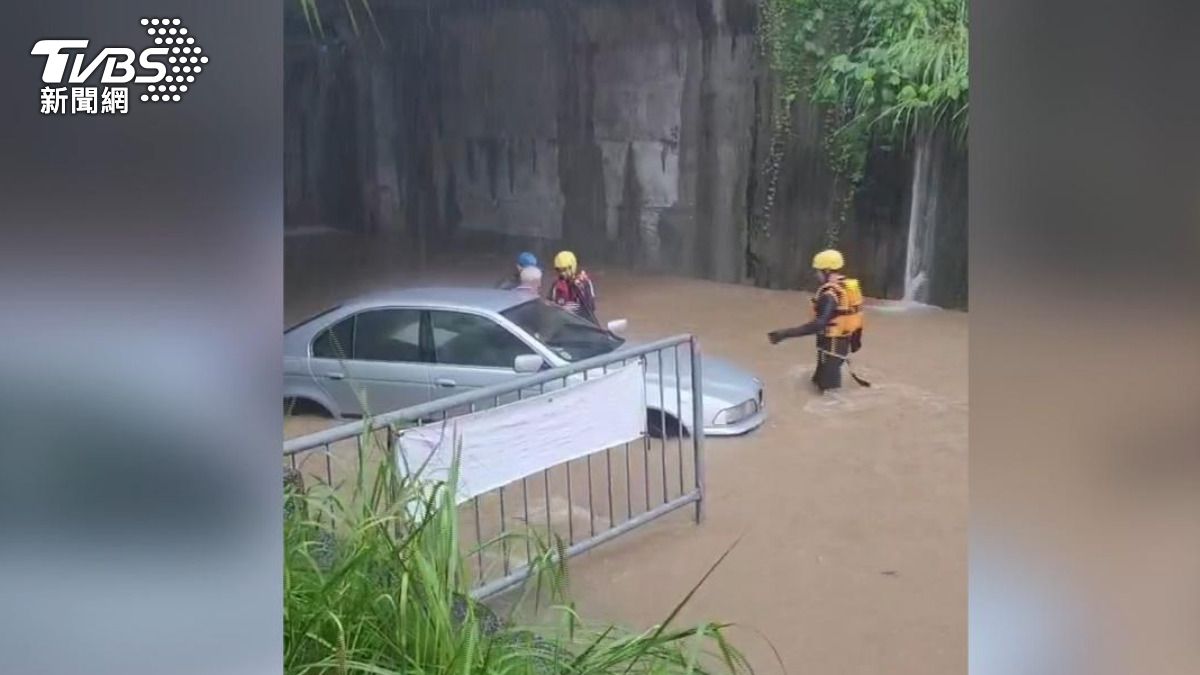 彰化南投大淹水!集集線泥流淹鐵軌 70歲駕駛受困獲救。(圖/消防隊提供)