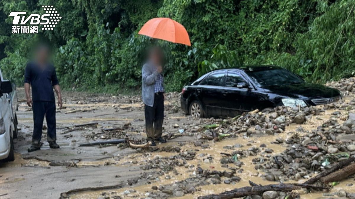 南投成「陸地黃河」!車輛遭困熄火。(圖/民眾提供)