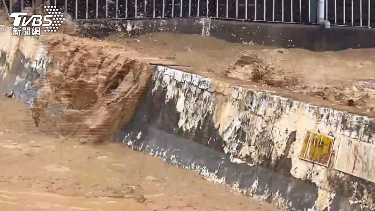 八卦山農路變滑水道 。(圖/民眾提供)