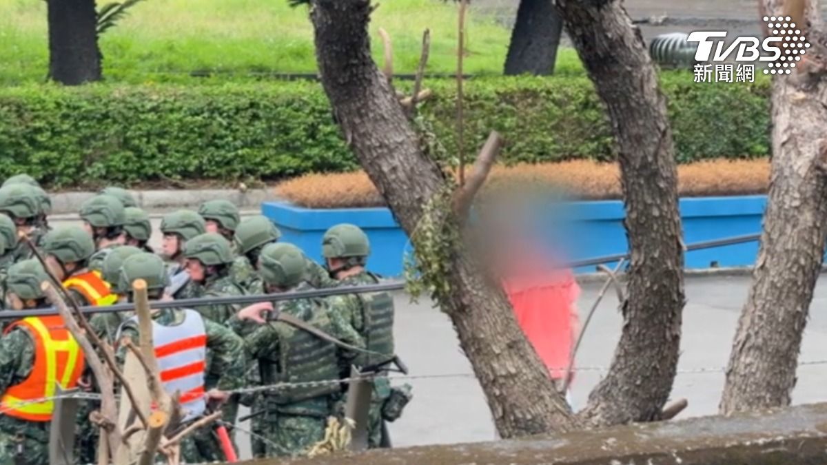 獨家直擊AIT人員,全程參與新北教召部隊行軍,並觀察關鍵設施防護部署作為。(圖/TVBS)