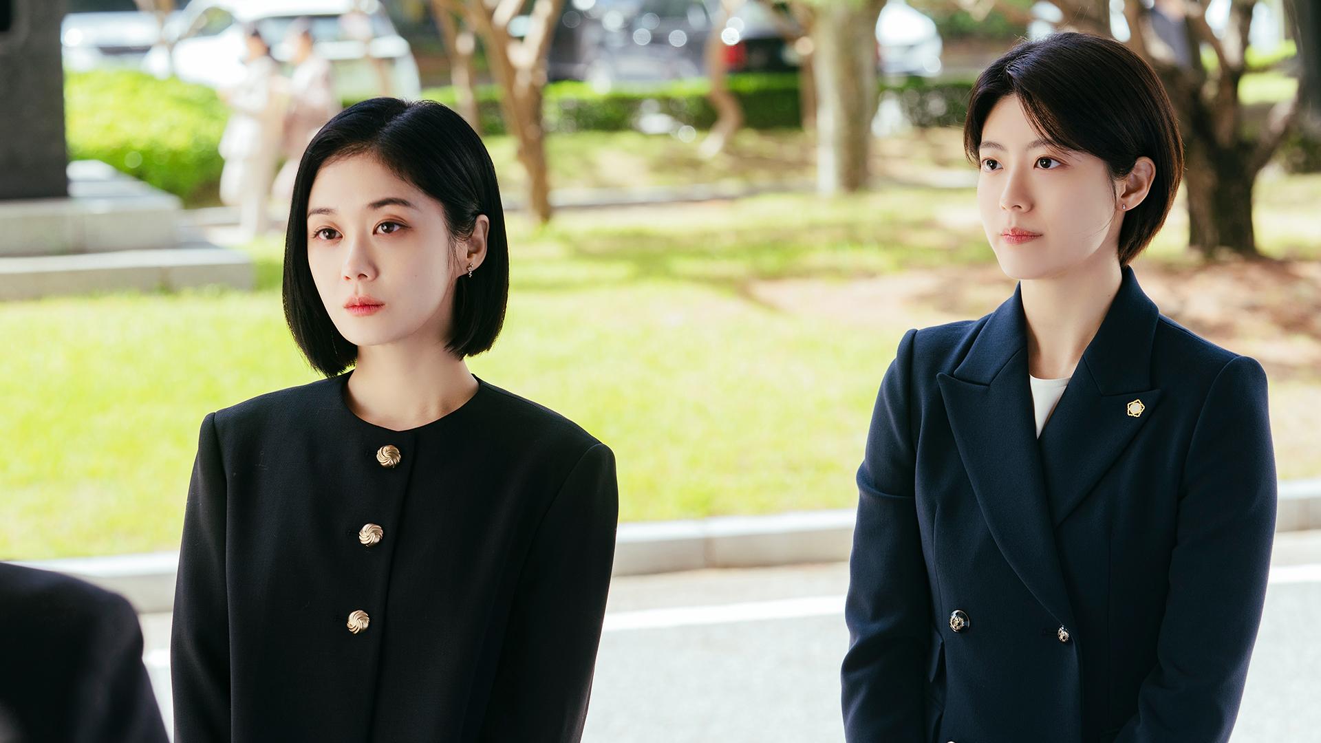 張娜拉(左)跟南志鉉飾演一冷一熱、彼此互補的「法律搭檔」。(圖/龍華影劇台提供)
