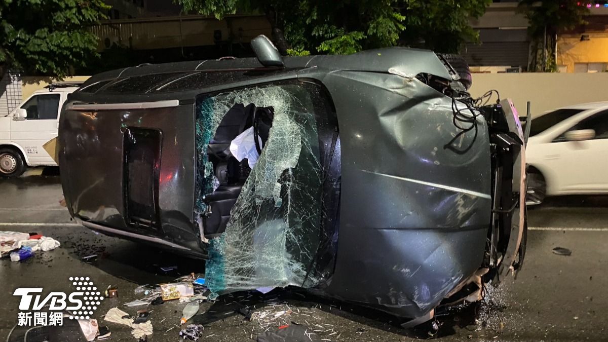 快訊/暴雨太猛!台中人孔蓋遭炸浮 休旅車撞上90度「冰掐」