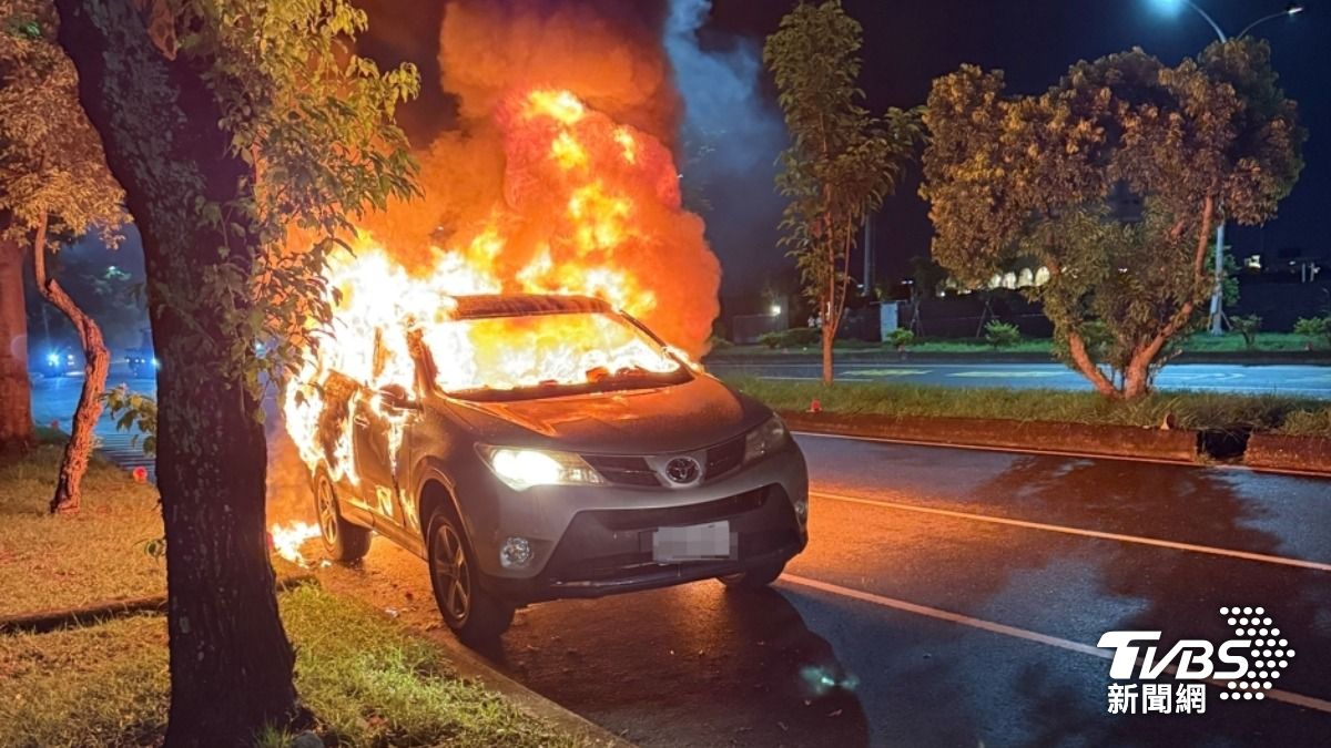 台東驚傳火燒車!縣議員楊秋珍座車「全毀剩骨架」 驚悚畫面曝