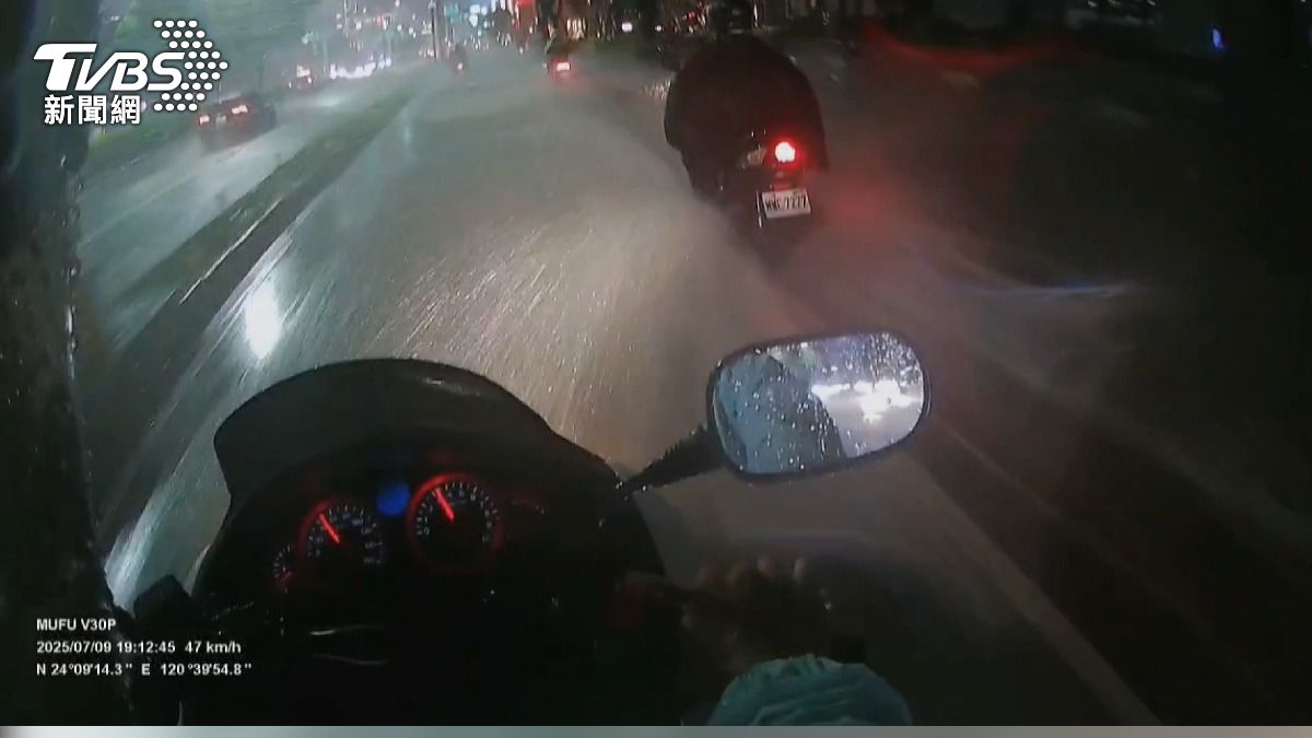 暴雨襲台中！冒水人孔蓋浮起　66歲駕駛撞翻車骨折。(圖／TVBS)