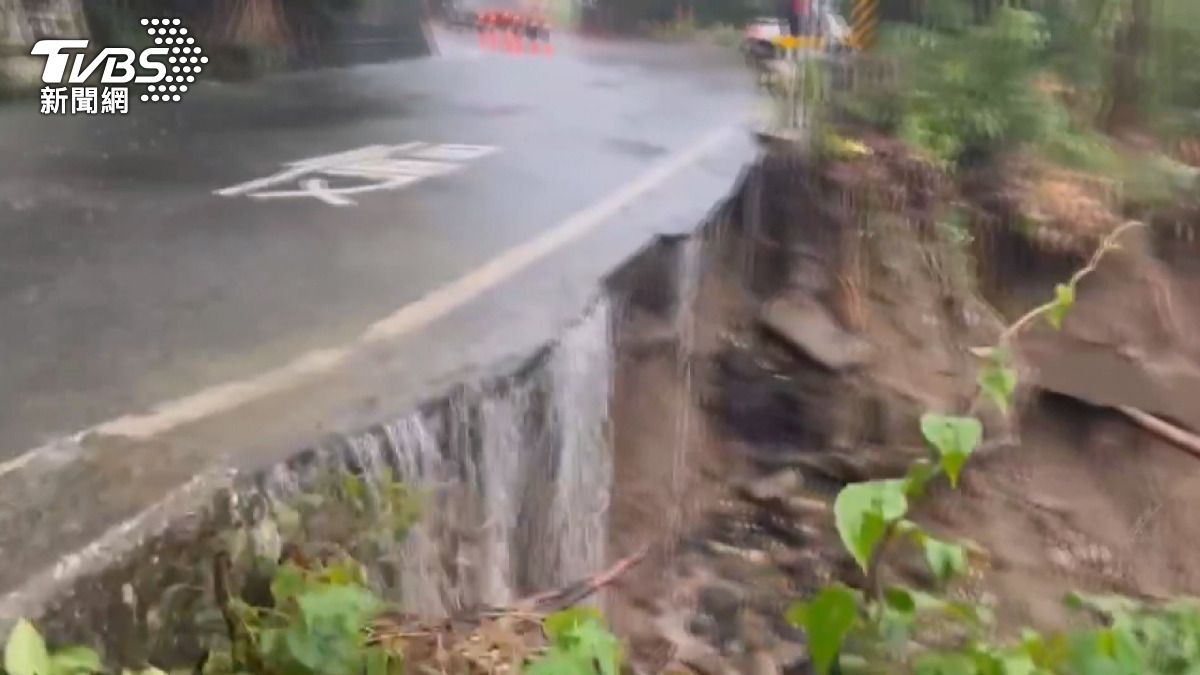 台中暴雨成災？路基流失　人孔蓋浮起釀車禍。(圖／民眾提供)