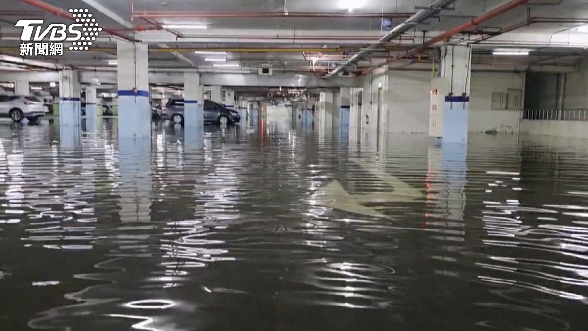 暴雨狂襲多處積水釀意外。(圖／民眾提供)