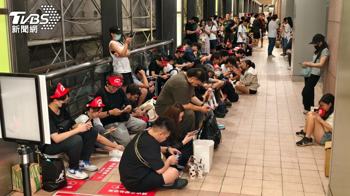任天堂「Switch 2」超夯!信義區200人跨夜排隊搶購