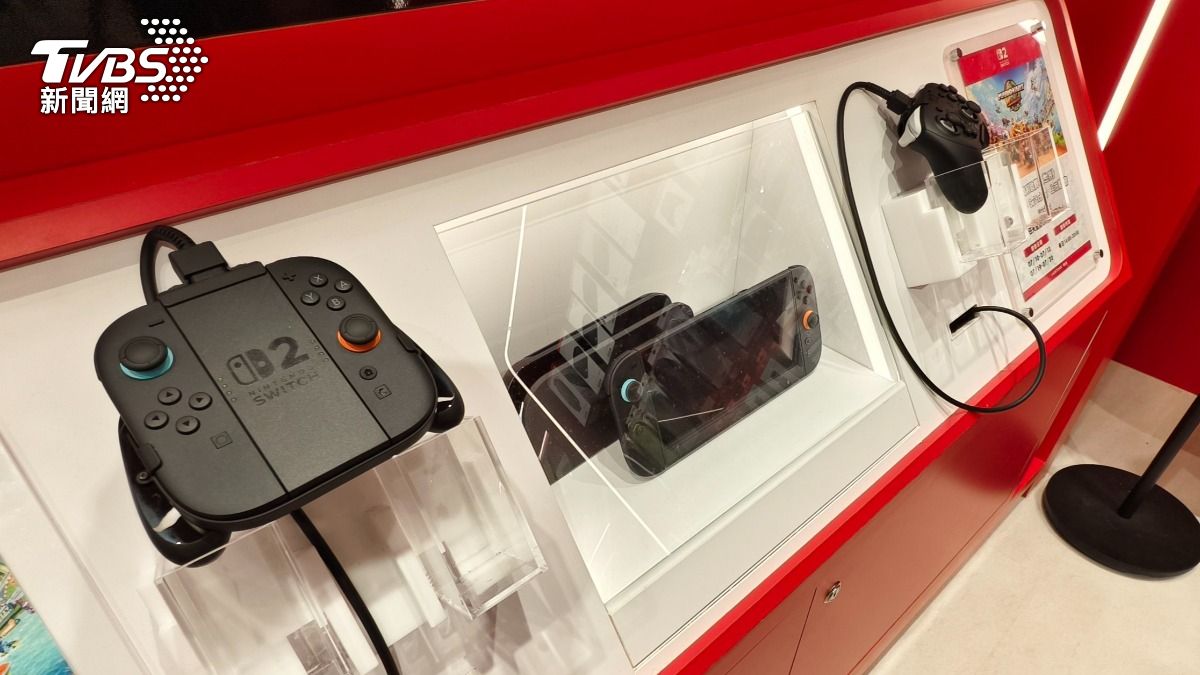 「Switch 2」現場展示機,看得出來與初代頗具差異。(圖/陳冠宇攝)