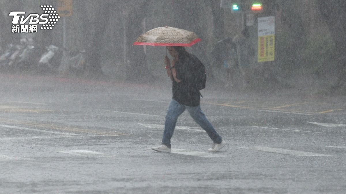 天氣/暴雨狂轟!11縣市豪雨特報 2地嚴防「超大豪雨」