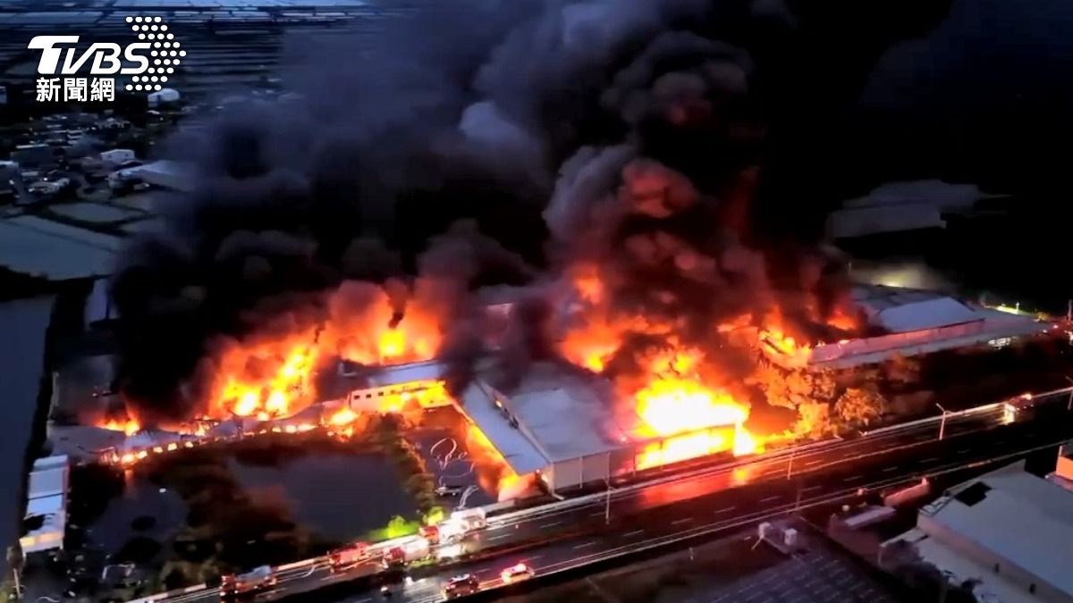 快訊/「凱士士」火災空拍畫面曝 1300坪陷火海、黑龍捲竄天