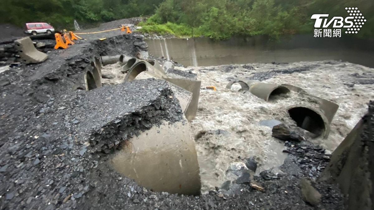 快訊/暴雨狂轟整夜!屏東大武村聯外道路沖垮 上百村民受困