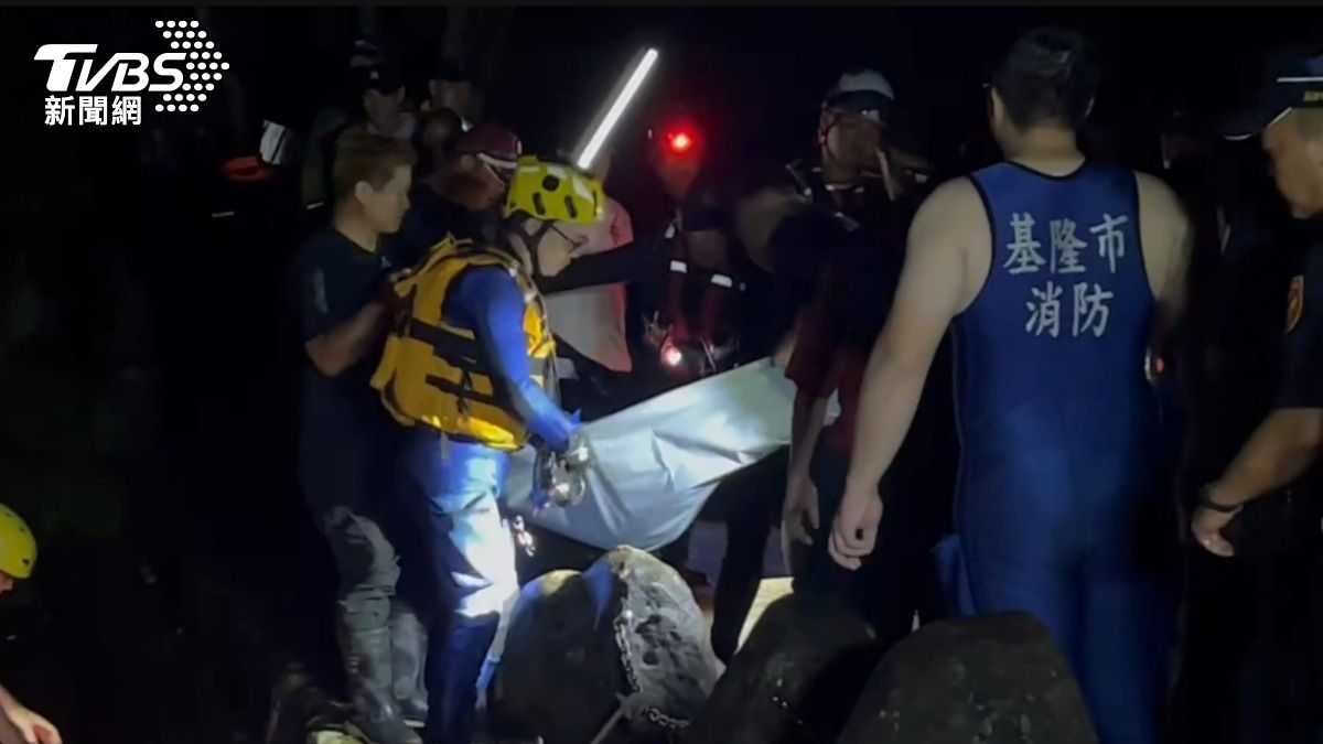 獨留一雙拖鞋！基隆男「情人湖吊橋墜湖」　撈起已成冰冷屍體