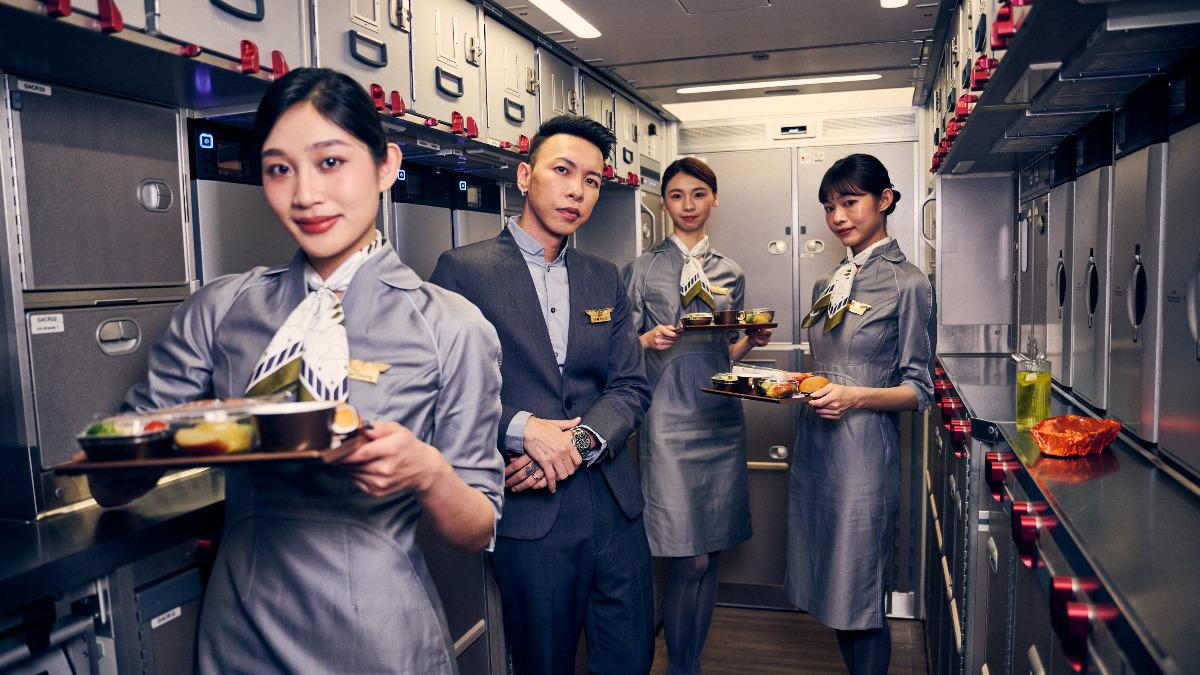 小春在新歌MV裡扮演空服員,相當吸睛。(圖/本色音樂提供)