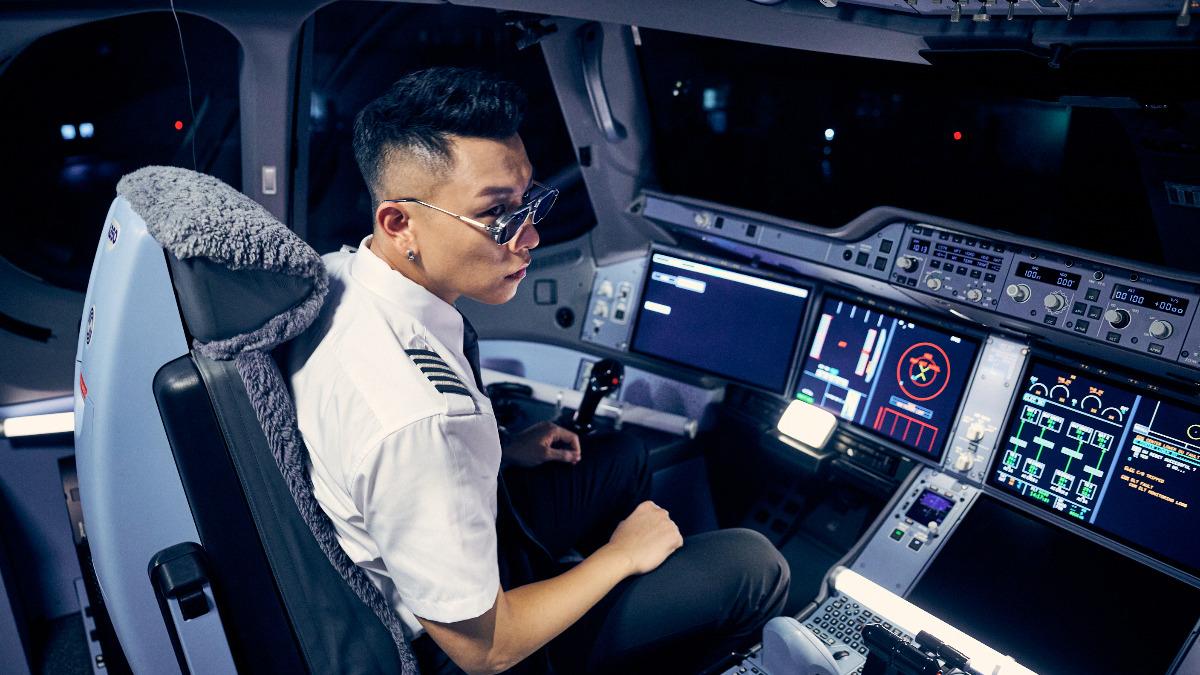 瘦子面對飛機儀器緊張不已,直喊有密集恐懼症。(圖/本色音樂提供)