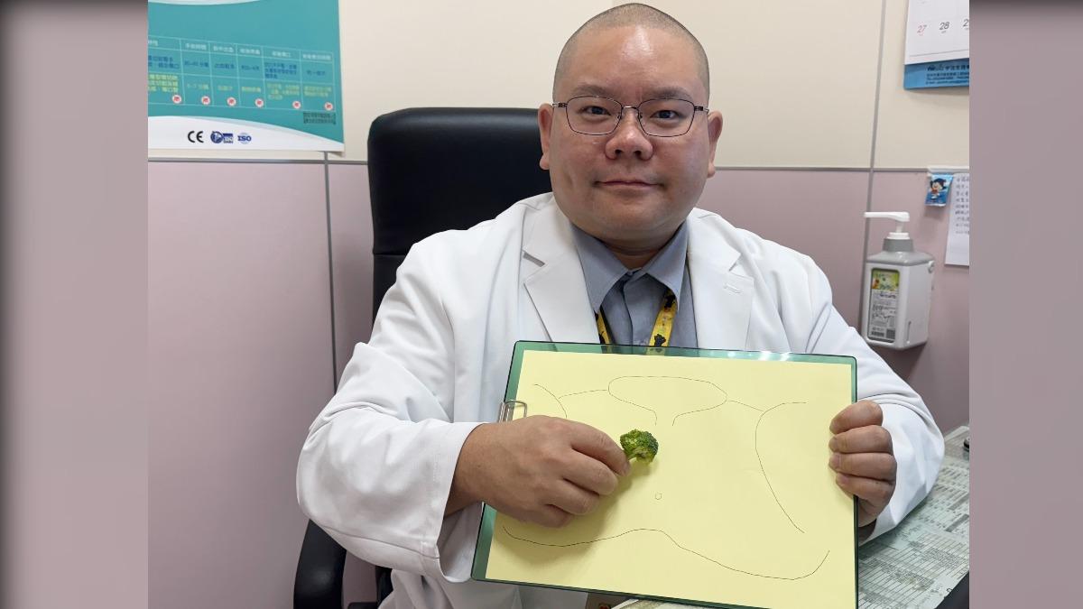 男子陰囊到肛門長出一顆顆突起的小肉芽，用手摳除後，卻冒出至少16顆菜花，最大直徑約一公分。（圖／大甲李綜合醫院提供）