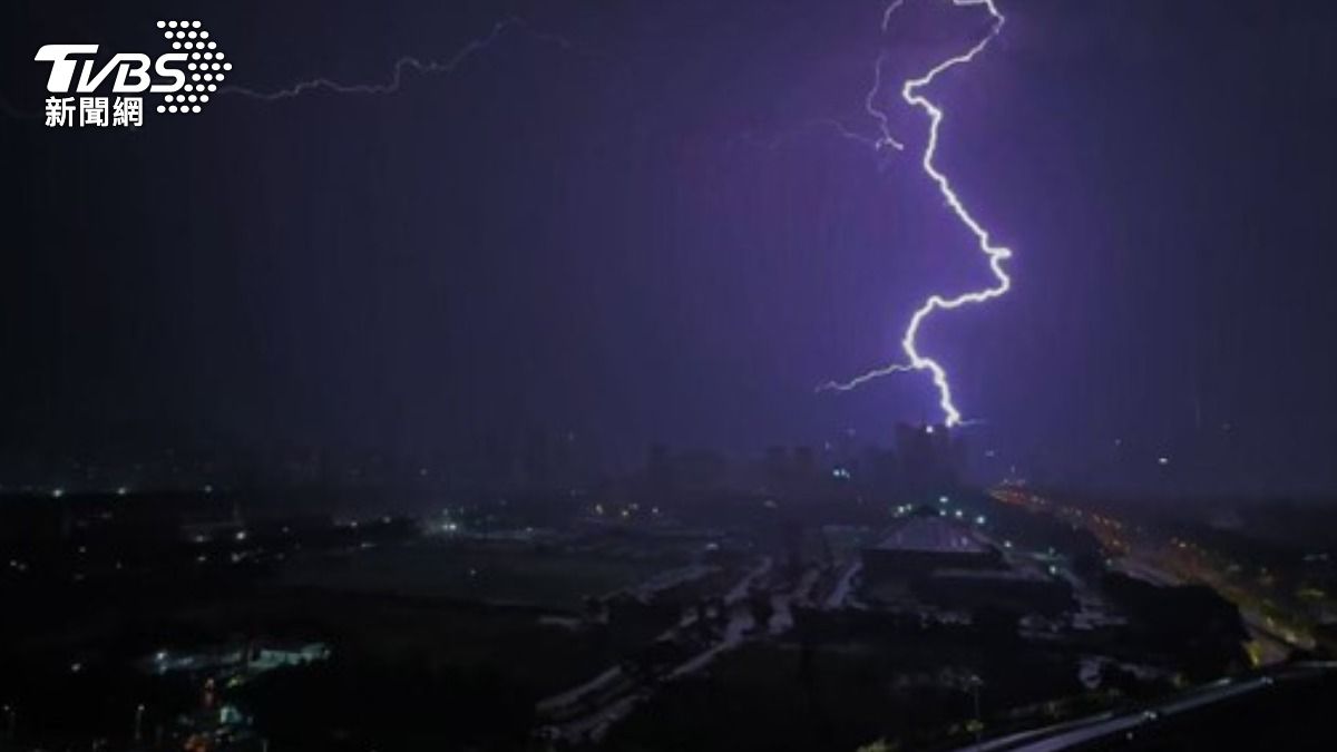 丹娜絲回馬槍！　「Z字形」轉向撲廣東深圳整夜雷雨狂炸