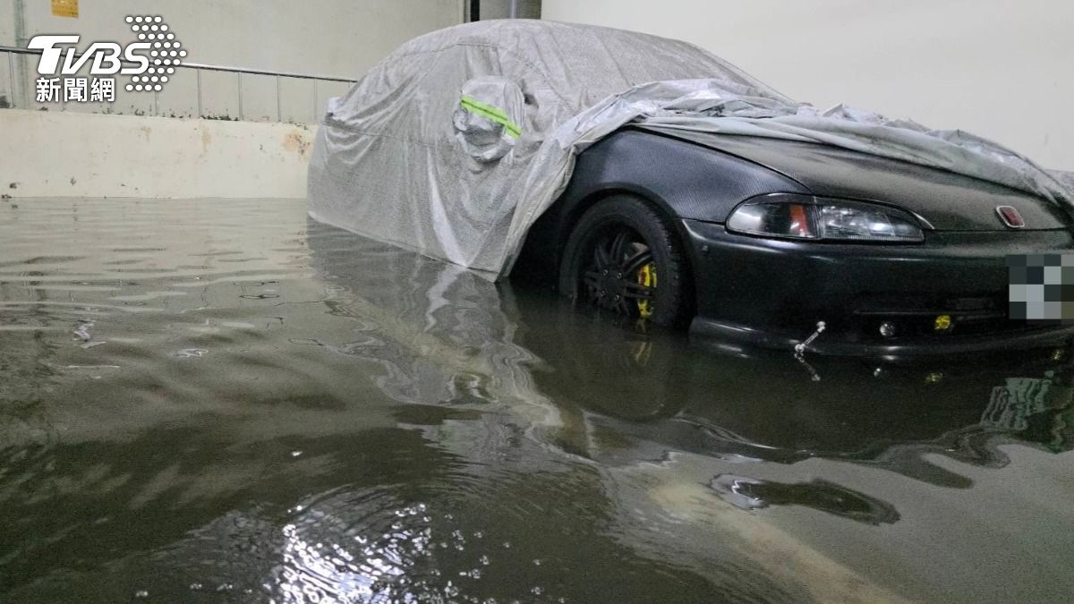 收費卻泡水慘淹!台中停車場「咕嚕咕嚕」半天 車主漏夜移車