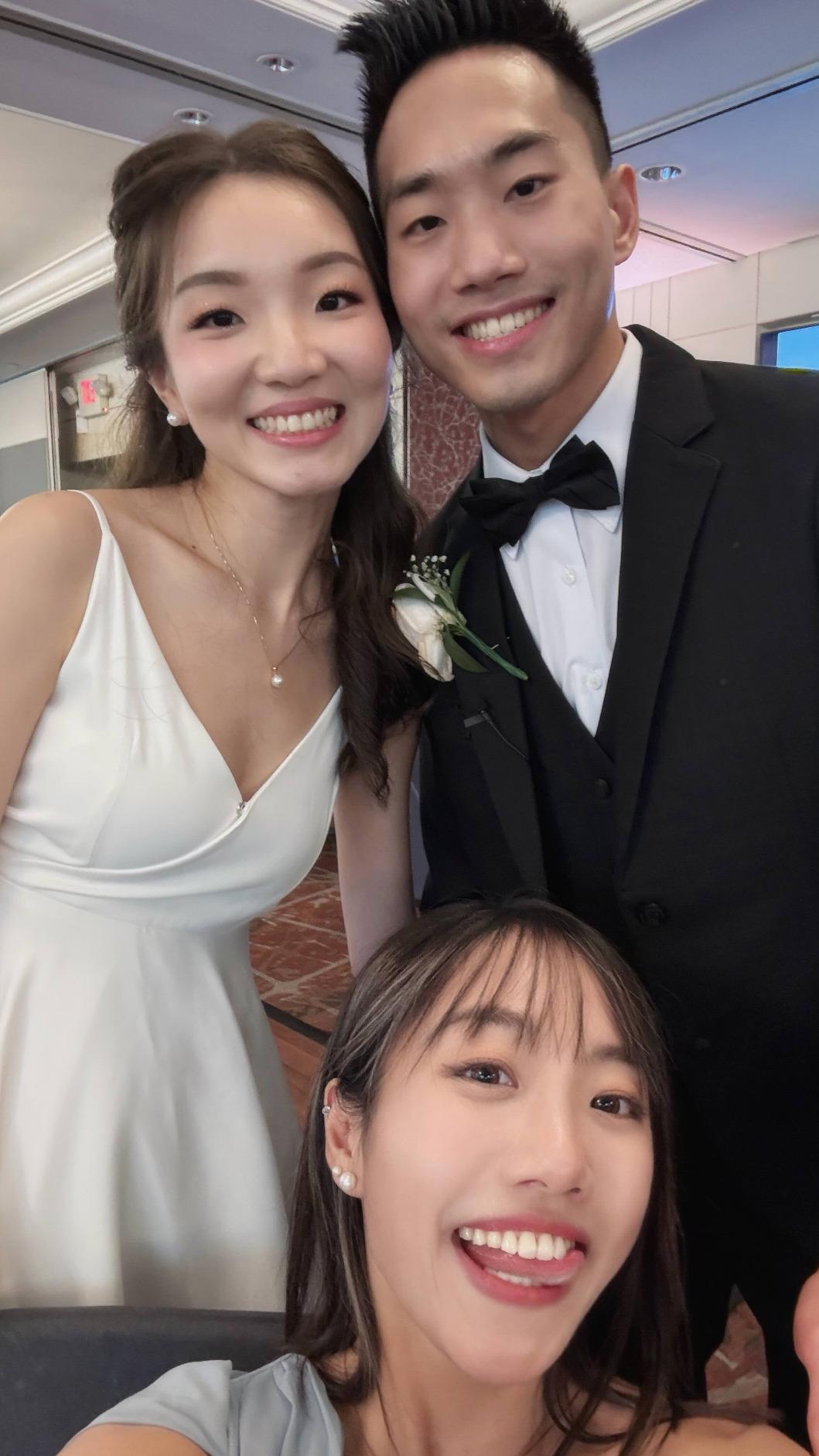 蔡佩軒(下)看到弟弟結婚相當感動。(圖/可瑞思國際娛樂提供)