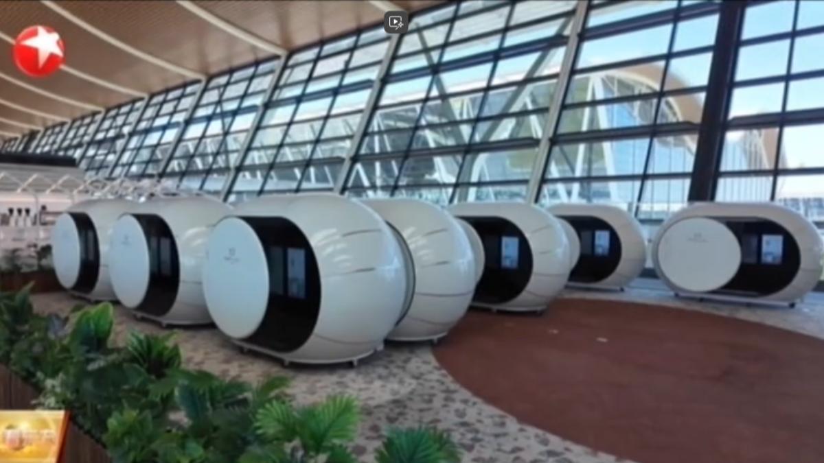 上海浦東機場新設的睡眠艙，外型像蝸牛殼又有點像太空艙。（圖／上海東方衛視）