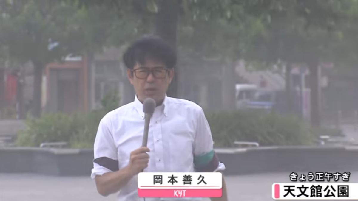 鹿兒島當地記者在連線途中還颳起一陣火山灰。（圖／翻攝自KYT）