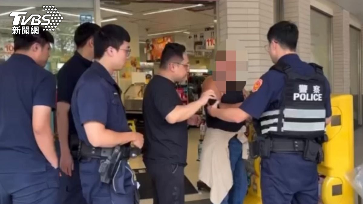 詐騙車手被警方包圍。(圖/TVBS)