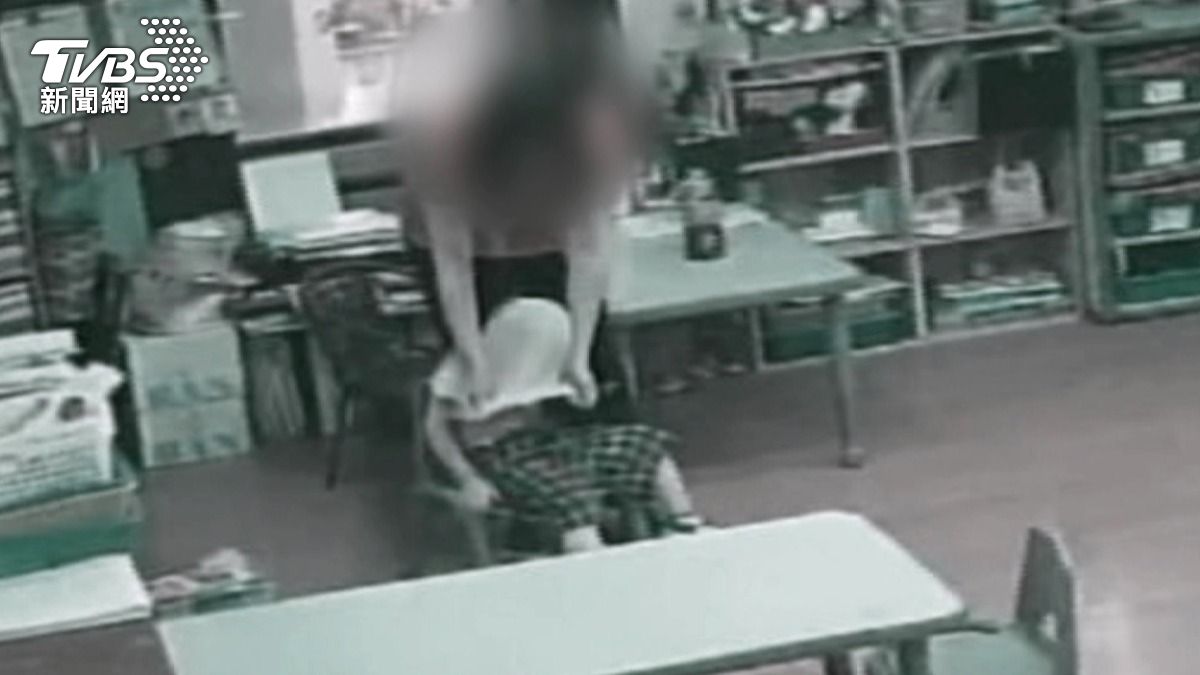 幼兒園惡職員「拉衣蓋頭」虐童 受害男童嚇到不敢上學。(圖/TVBS)