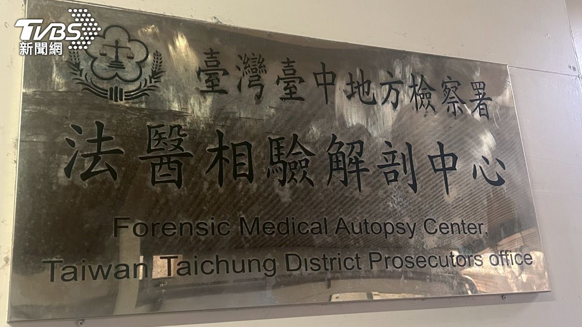 今日承辦禮儀社人員開著同一台車,將王家人遺體運送至崇德殯儀館。(圖/林冠丞攝)
