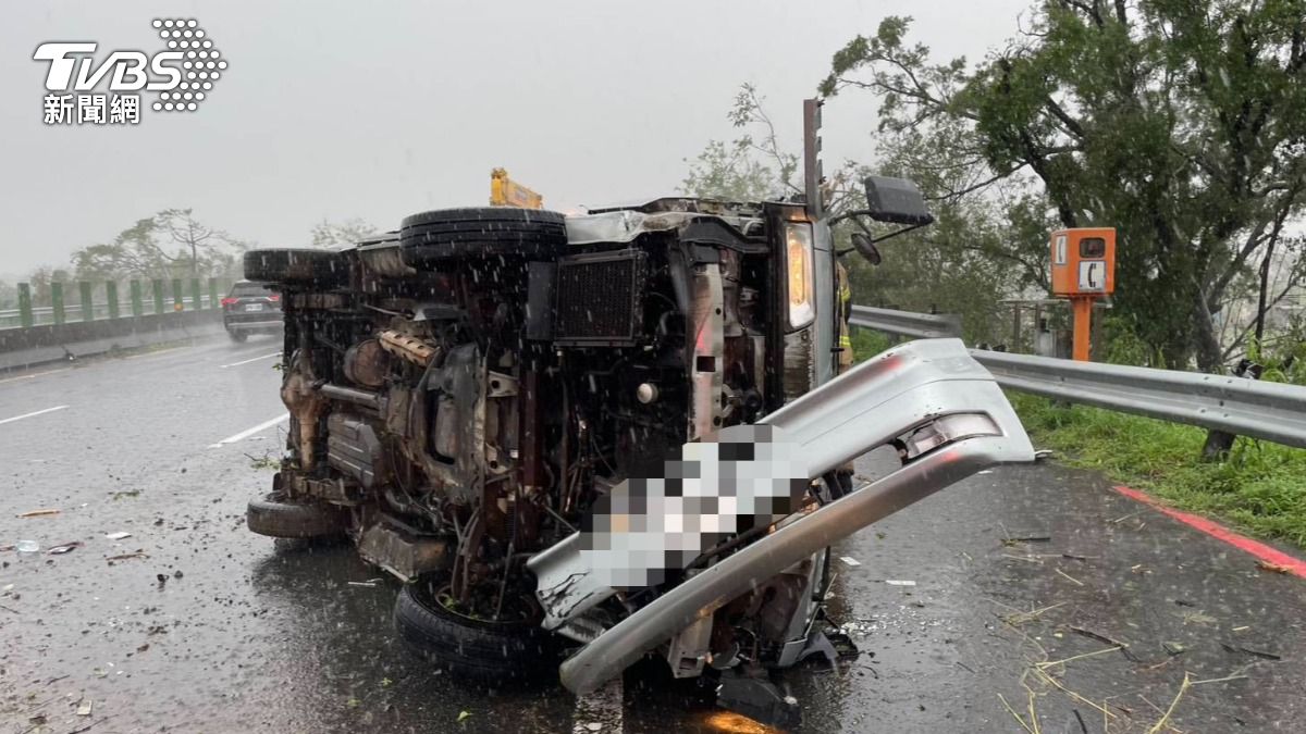 快訊/大雨狂轟!嘉義某國中棒球隊國道「打滑翻車」 多人送醫