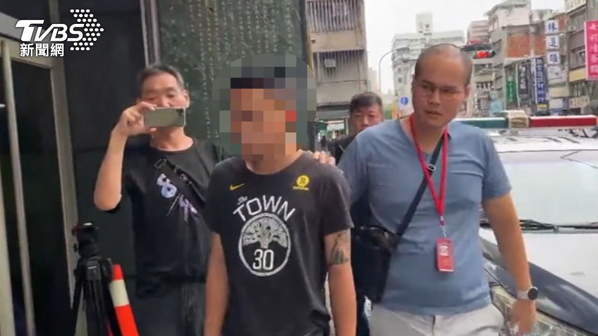 19歲男萬華遭虐殺警再帶回4人偵辦。（圖／TVBS）
