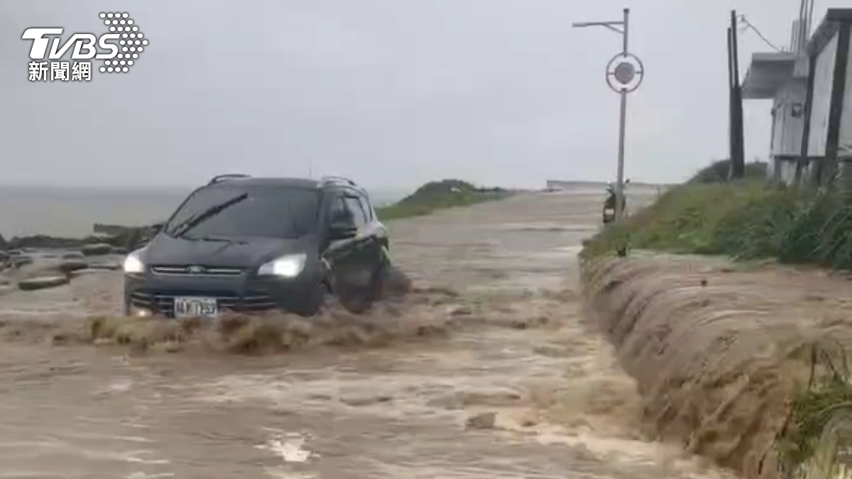 台東蘭嶼也出現驚人的水勢,溪水湍急使原本的路面完全被淹沒。(圖/TVBS)