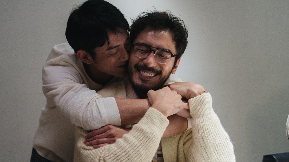 吳慷仁(左)、李至正幾乎全裸交疊。(圖/CATCHPLAY+提供)