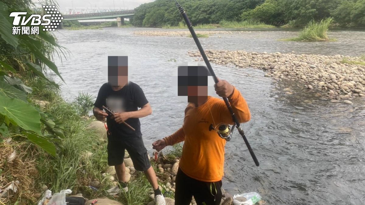拿命開玩笑!台中11人暴雨中逗留河床 2男闖警戒區撈魚