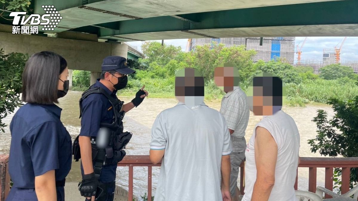 後續警方也將11人勸導離開,以防被水沖走。(圖/TVBS)