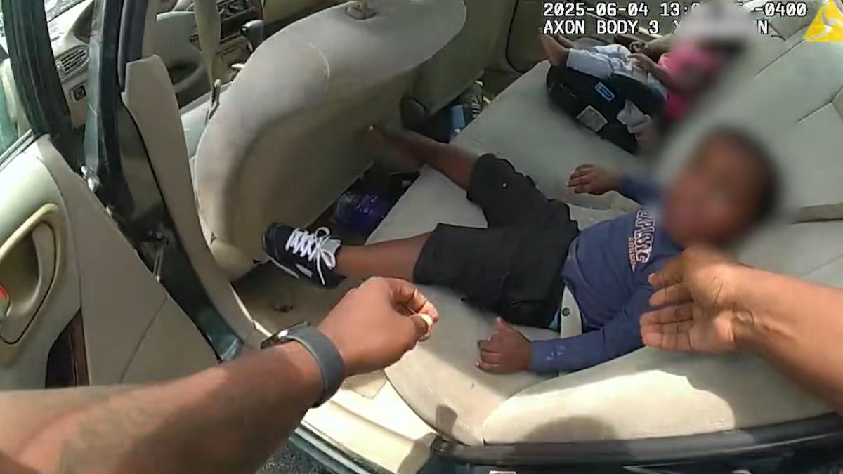 警方救出困在車內的小孩。(圖/取自FB@Cobb County Police Department )