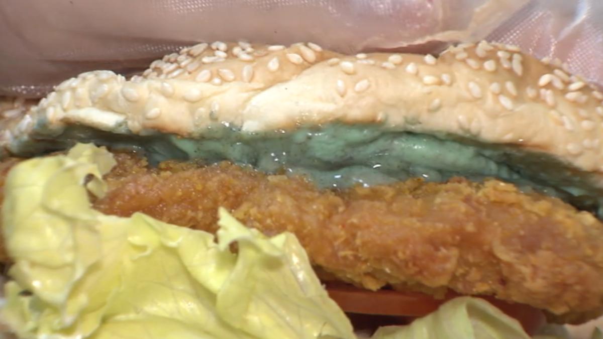露比醬最愛!早餐店推「薄荷巧克力炸雞堡、貝果、可頌」。(圖/TVBS)
