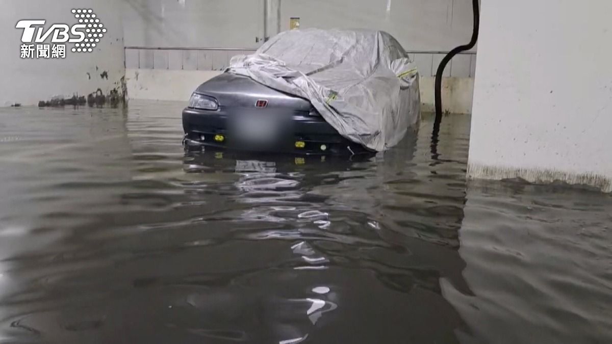 大雷雨襲台中！停車場淹半輪胎高，車主崩潰。(圖／TVBS)