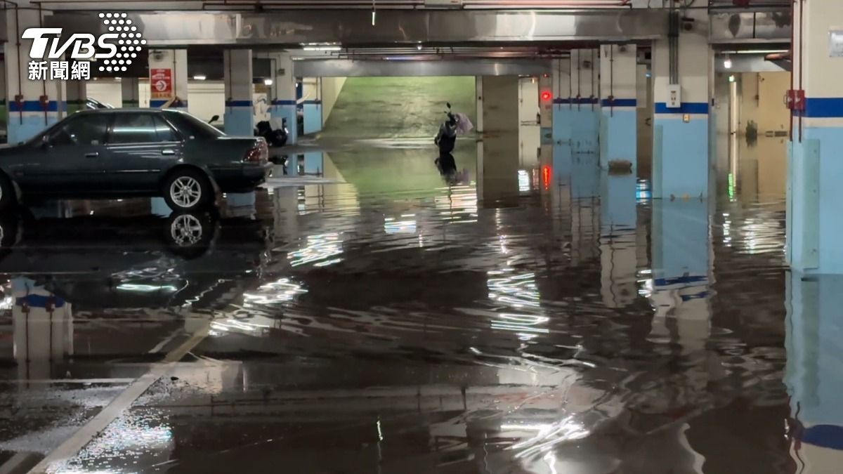 大雨狂炸217毫米！大里停車場變水池，收費還泡車挨轟。(圖／TVBS)