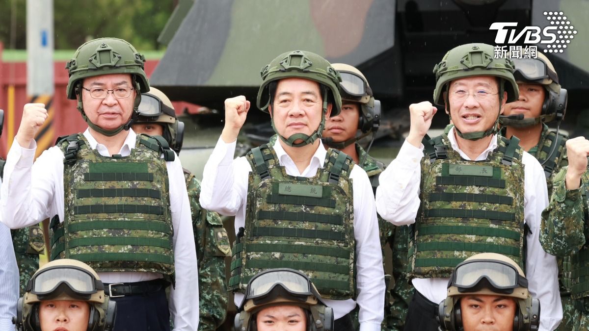 總統賴清德(中)、國安會秘書長吳釗燮(左)、國防部長顧立雄(右)都親臨現場視察。(圖/潘建樺攝)