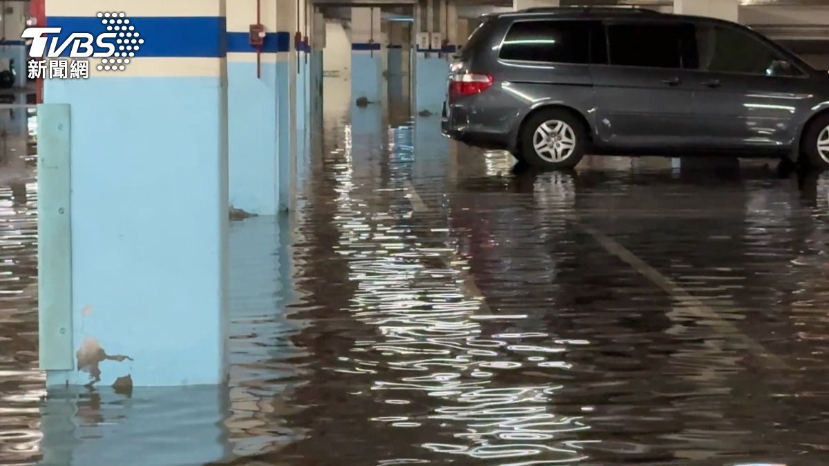 「看電視才知淹水」，台中20車泡水無奈等賠償。(圖／TVBS)