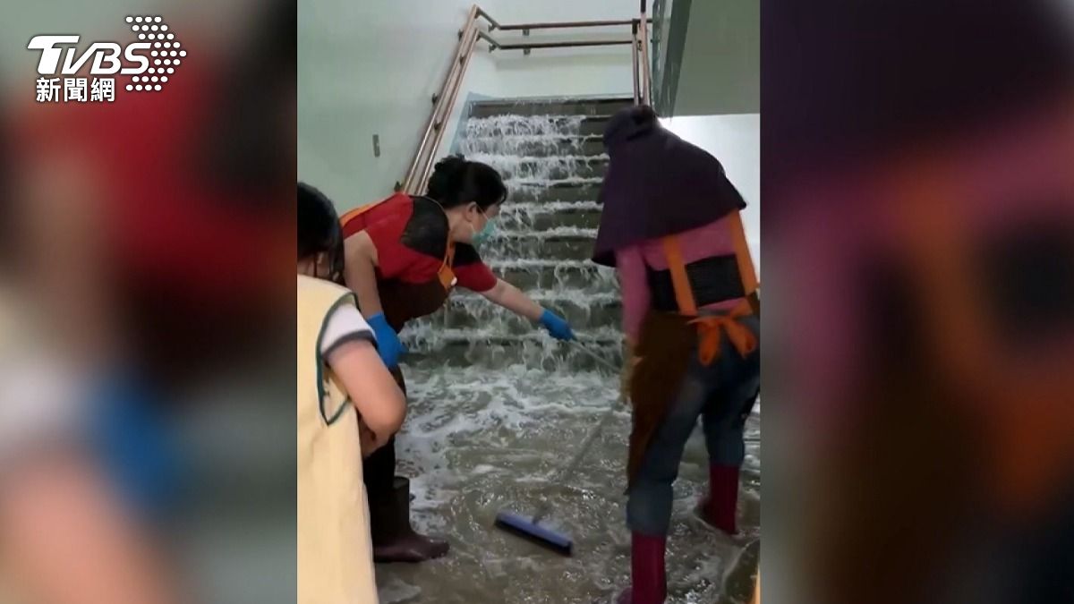 彰化鹿基醫院「泡在水中」！醫護舀水擋水。(圖／TVBS)