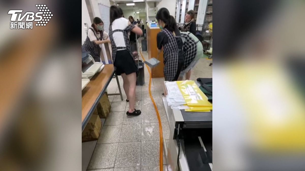 醫護人員忙著清除積水。(圖／TVBS)