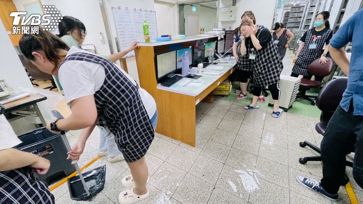 醫護人員邊工作邊清水。(圖／TVBS)