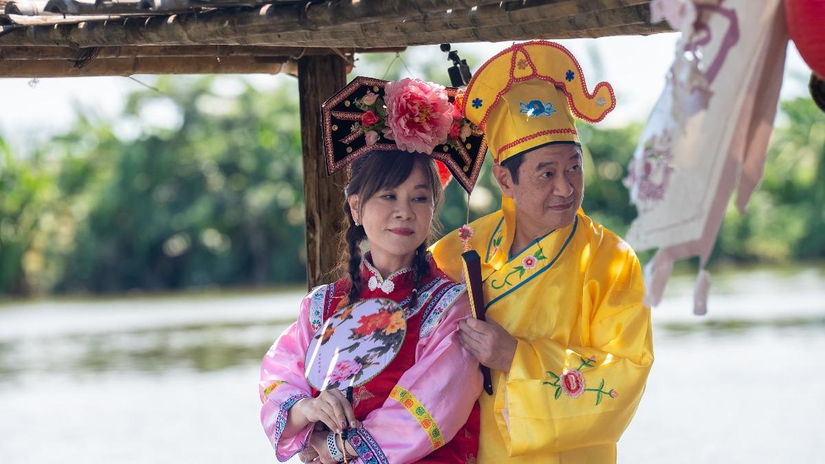 蔡小虎、龍千玉換上皇帝和貴妃的衣服,親密依偎拍攝浪漫MV。(圖/東森綜合台提供)