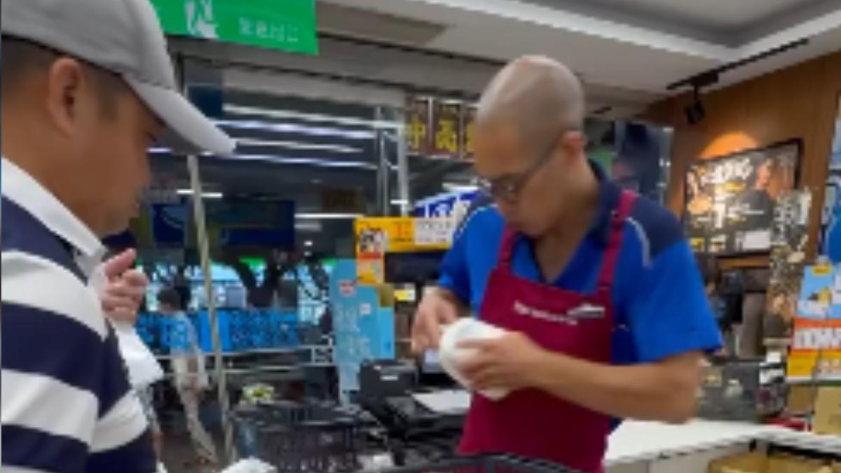 連鎖大賣場全聯驚現手速超快的結帳收銀員,讓網友大讚敬業精神。(圖/niiiiichun_授權提供)