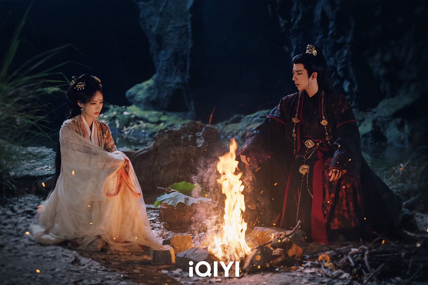 李一桐(左)在《書卷一夢》中穿越劇本,與劉宇寧有不少吻戲。(圖/iQIYI愛奇藝國際版提供)
