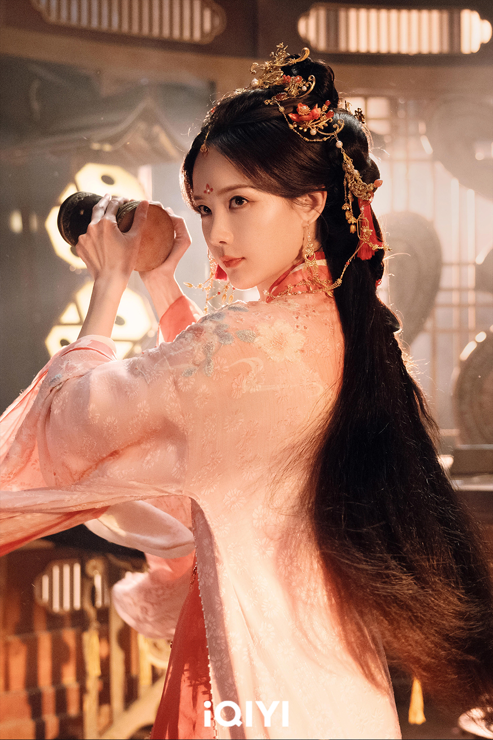 李一桐在《書卷一夢》飾演「宋小魚」及「宋一夢」。(圖/iQIYI愛奇藝國際版提供)