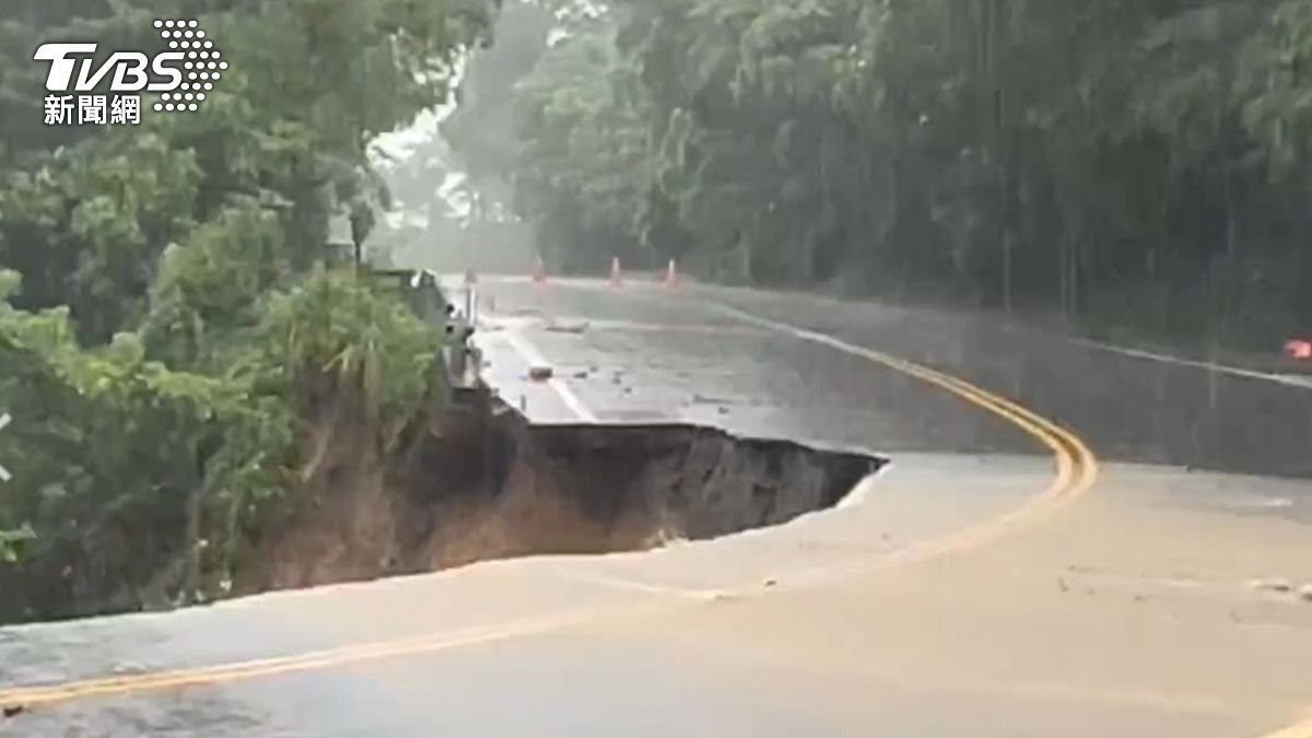 豪雨炸南迴!台九戊線「地基掏空」泥流漫路面 多道路封閉