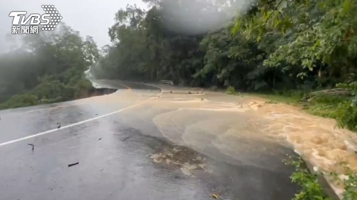 台九戊線2.9K南下道路泥水漫過路面。(圖/TVBS)